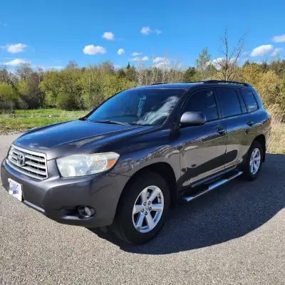 Selling my 2009 Toyota Highlander V6 with 276,000KM. - 7 Seater - AWD - amazing in winter - Clean ti...