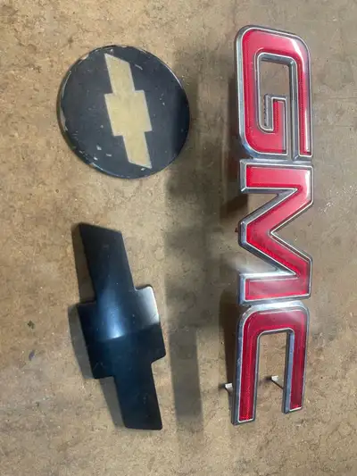 GMC Sierra grill emblem. Part #15706 323 For 2001-2006 Sierra and Yukon /yulon Xl/and possibly denal...