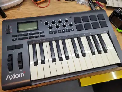 M-Audio Axiom 25 MIDI keyboard pad controller, View more