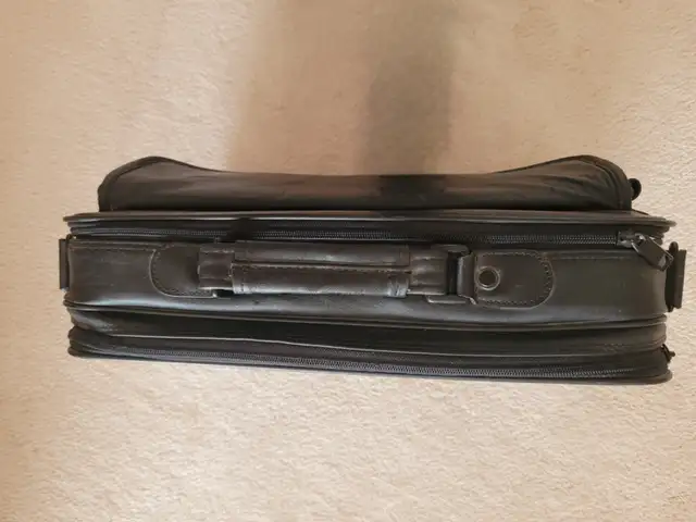 Vintage Leather Laptop Carrying Bag in Bags & Luggage in Saskatoon - Image 7