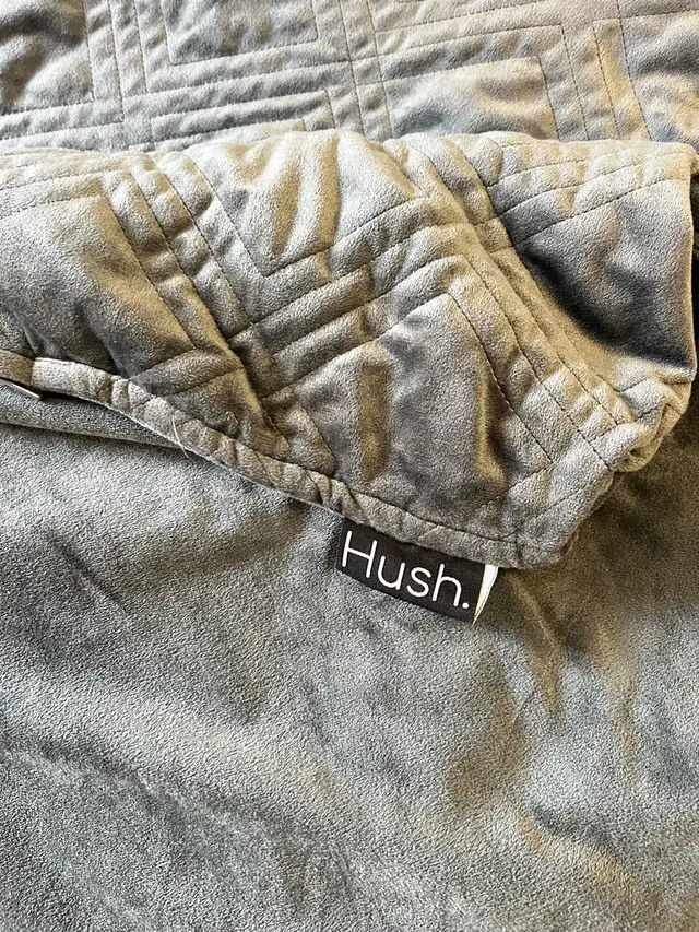 Queen 25lb Hush Weighted Blanket  in Bedding in Calgary - Image 3