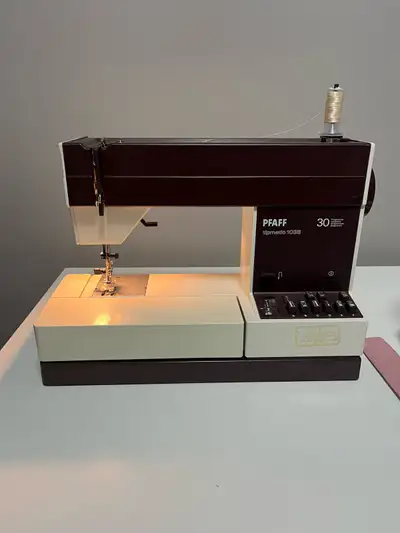 Rare Pfaff Tipmatic 1035 with 30 stitch programs, Industrial rotary hook system and slender free arm...