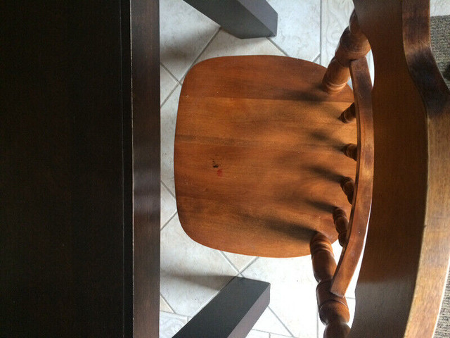 Table et 4 chaises de cuisine dans Mobilier de salle à manger et cuisine  à Saint-Hyacinthe - Image 2