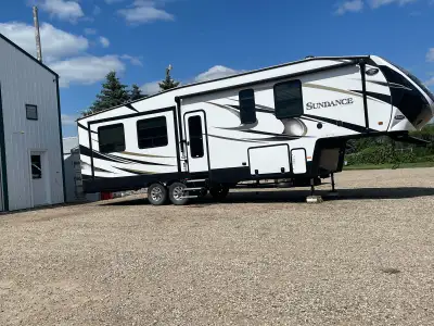 2017 3280 Sundance by Heartland fifth wheel. 3 slides, fireplace, A/C, trifold couch, king bed in ma...