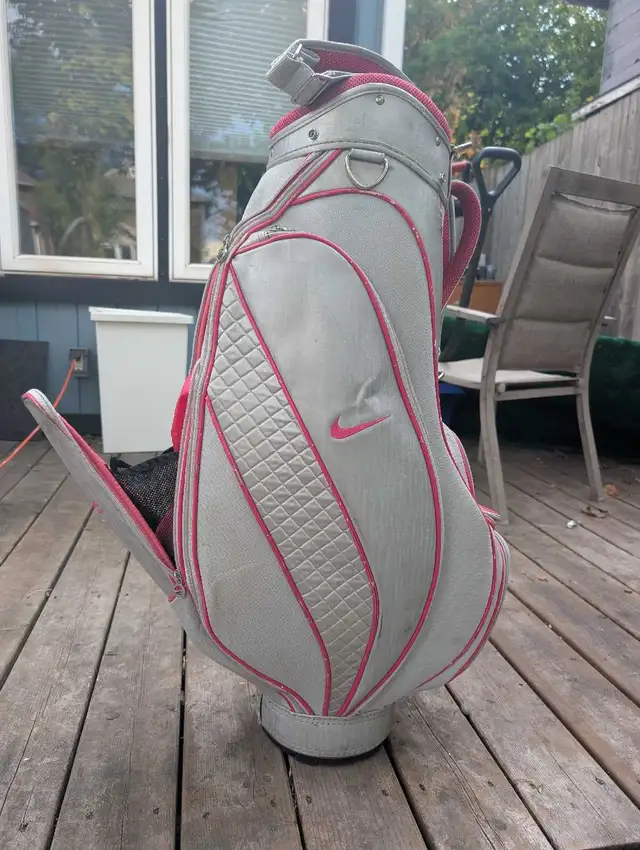 Nike Women's Golf Staff Bag in Golf in Kitchener / Waterloo - Image 2