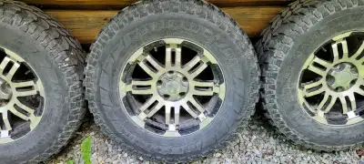 pneus et jantes,étaient sur jeep wrangler JK..je les ai jamais essayés,je viens d'acheter le jeep mo...