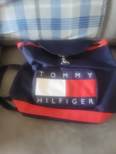 Un fourre-tout et un sac à dos, View more