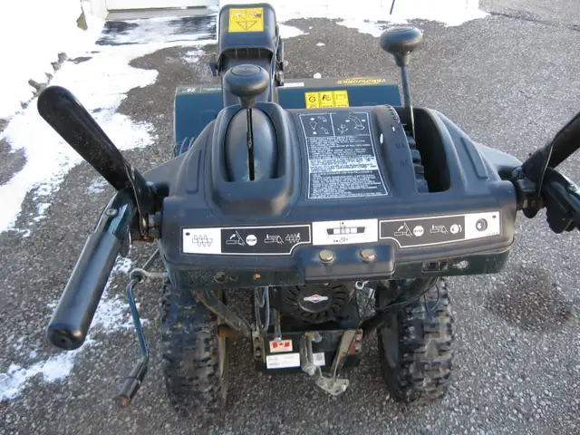 Yardworks  Snowblower  For  Sale in Snowblowers in Kitchener / Waterloo - Image 5