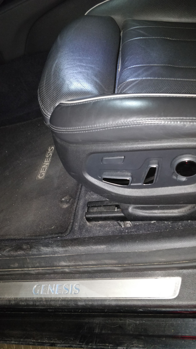2015 Genesis 4-Door sedan in Cars & Trucks in Ottawa - Image 2