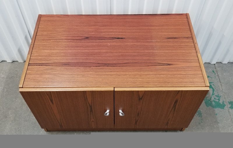 Small rosewood veneer mcm short 2 doors 2 shelves 1960s