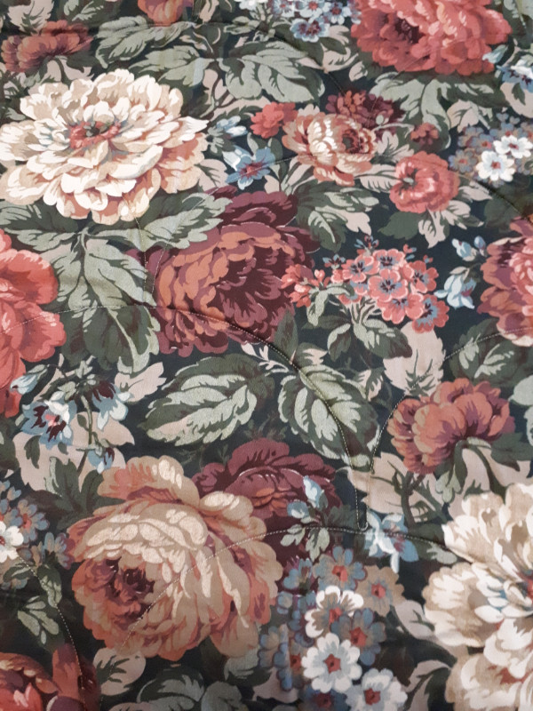 Floral Queen Size Comforter in Bedding in City of Toronto - Image 2