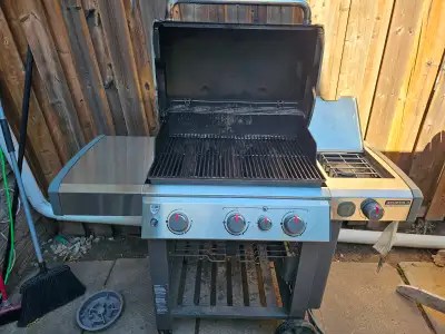 Weber genesis 2 natuarl gas BBQ, 3 3 burners, searing burner and side burner Asking $400 OBO