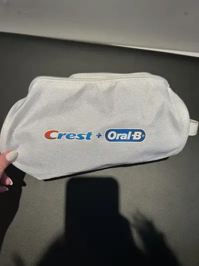 Voici une trousse de toilette Crest Oral-B pratique pour tous vos déplacements.