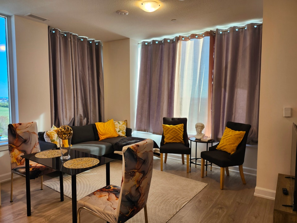 2 bedroom + 1 bathroom Condo in Oakville (Dundas - Trafalgar) 2