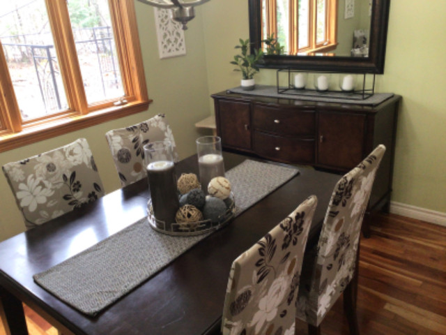 Beautiful Dinning Room Set in Dining Tables & Sets in Fredericton