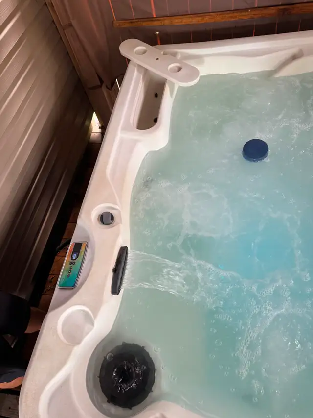 Fantasy Spas Entice Premiere Plug & Play Hot Tub in Hot Tubs & Pools in Kitchener / Waterloo - Image 3