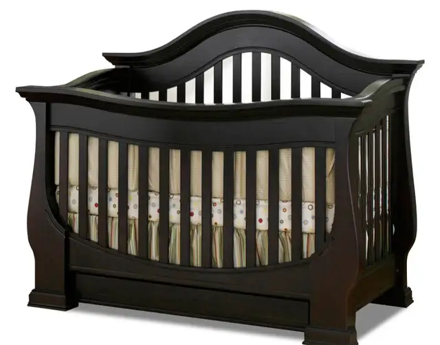Baby Appleseed soild wood 3 stage convertable crib.