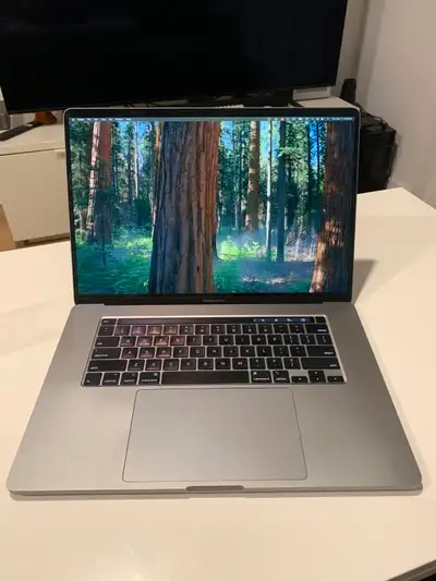 16" Apple Macbook Pro 6 Core 500GB/16GB en parfait etat avec GPU, View more