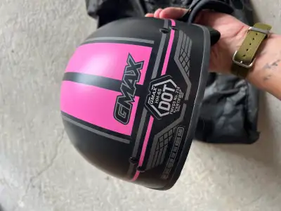 Stay safe and look stylish with this used GMAX HH-65 helmet, featuring a sleek matte black finish wi...