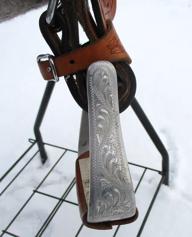USED 10" MINI SHOW SADDLE in Equestrian & Livestock Accessories in Dawson Creek - Image 7