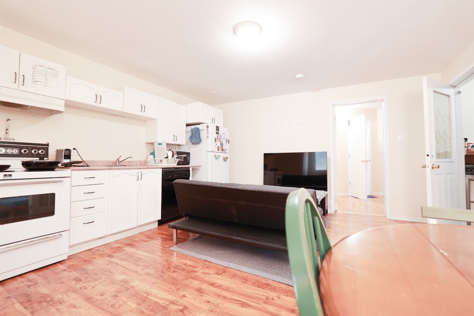 Dec - Large 1bd+Den + HugeStorage, All Utilities Incl! Brittania 4