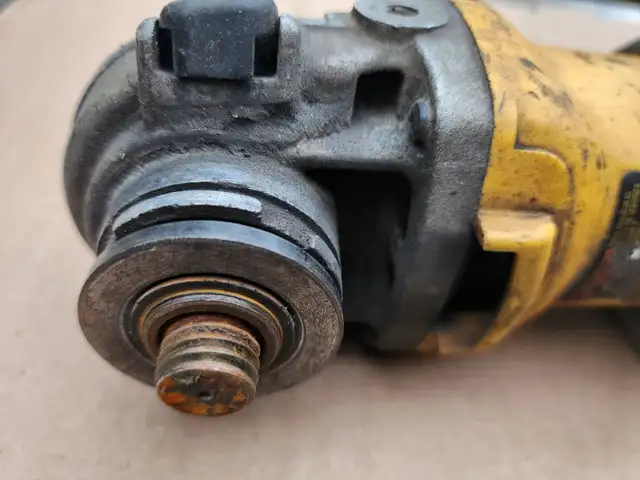 DeWalt D28065 Angle Grinder (125mm)423430576868567042