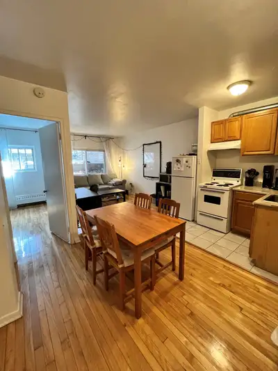 DISPONIBLE MAINTENANT Inclue: - Réfrigérateur et cuisinière; - Chauffage; - Eau chaude; Services dis...