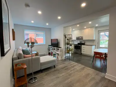 Appartement 4 1/2 à louer avec garage, espace de stationnement et cour privée à l'arrière. Facilemen...