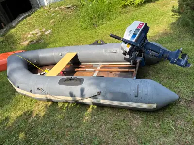 Zodiac de 10 pieds avec un moteur hors bord Honda 5hp 4 temps. Moteur : Le moteur est en excellente...
