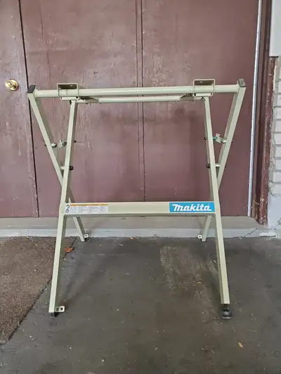 Support pour scie à onglet de marque "Makita". Très propre et en très bonne condition. Raison de la...
