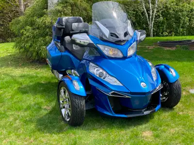 7329KM au compteur, PRESQUE NEUF accoudoirs pour passager, dossier pour conducteur et housse inclus