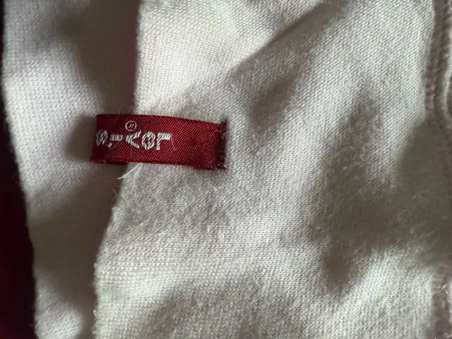 Levi’s pink girl’s short sleeve hoodie  in Kids & Youth in Markham / York Region - Image 4