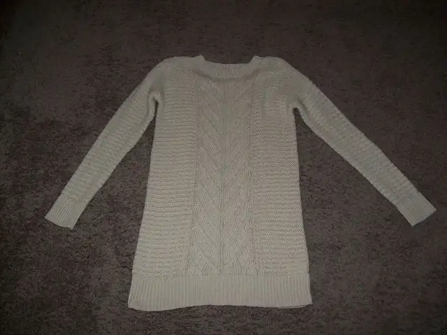 Girls Sweater Size 14 in Kids & Youth in Lethbridge - Image 2