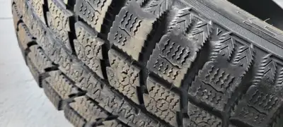 One 225/60R17 TOYO Observe GS winter tire - good tread left