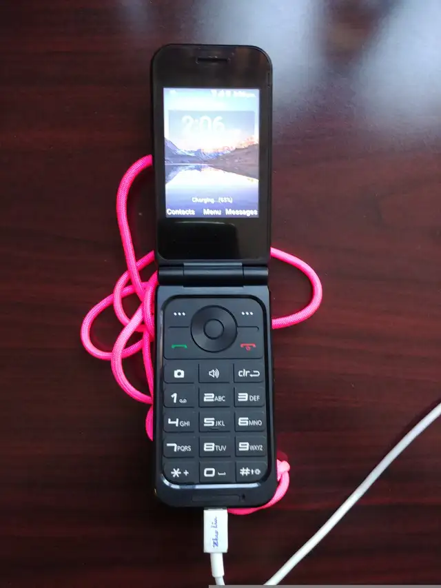 ZTE Cymbal 2 flip phone. See broken part. Works very good. in Other in City of Toronto - Image 4