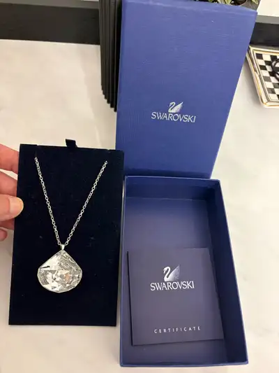 75$ chaîne longue avec gros pendentif solitaire. Très chic et épuré. Chaîne ajustable à 3 niveaux, j...