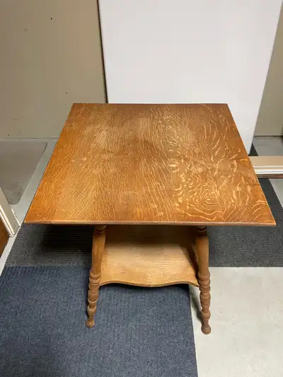 TABLE ANTIQUE EN BOIS 24 PO. X 24 PO. X 30 PO. DE HAUTEUR, View more