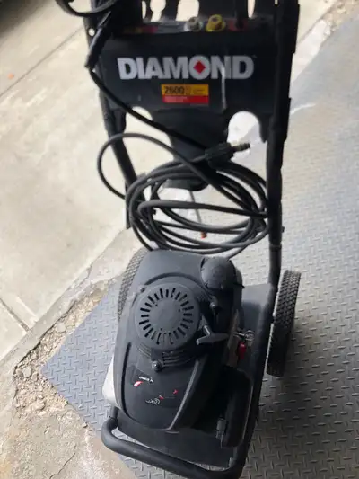 Get your outdoor cleaning tasks done efficiently with this Diamond 2600 PSI pressure washer! This un...