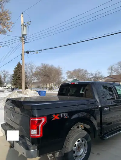 Black, hard shell, lockable Leer tonneau cover for 5.5 foot pickup truck box. On a Ford F-150. Very...