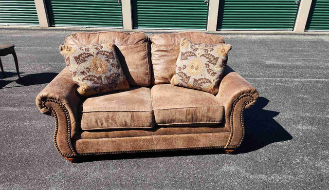 Leather Love seat in Couches & Futons in Kingston