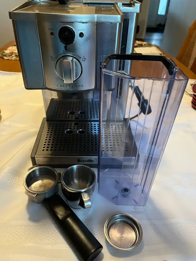 Breville Cafe Roma Espresso Maker in Coffee Makers in Ottawa - Image 2