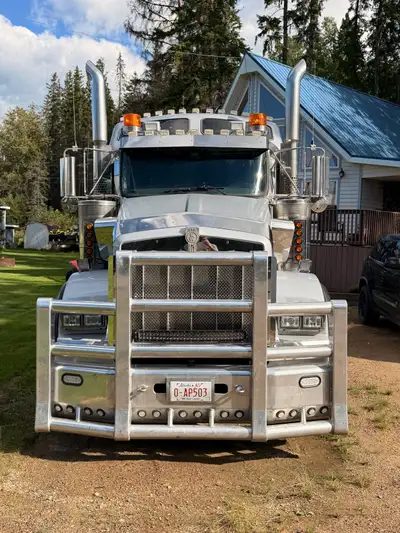 2015 Kenworth T800 tri drive Cummins ISX 600 (deleted emissions) Km 579323 18 speed Eaton 69k rear 1...