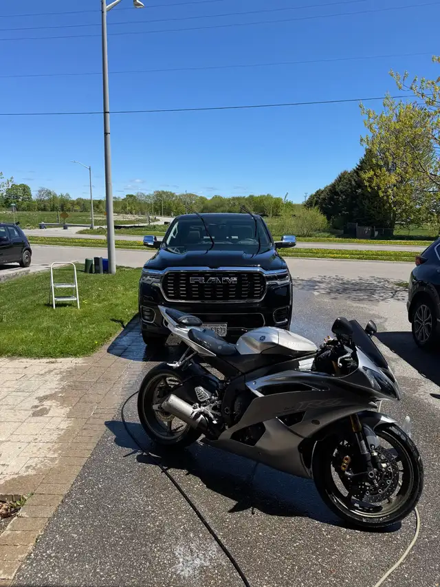 2008 Yamaha R6  in Sport Bikes in Oshawa / Durham Region - Image 2