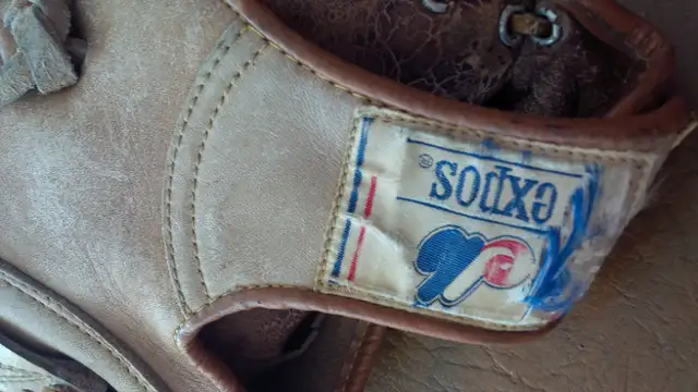 Vintage Baseball Glove, Expos, 5526, Professional Model in Arts & Collectibles in Stratford - Image 3