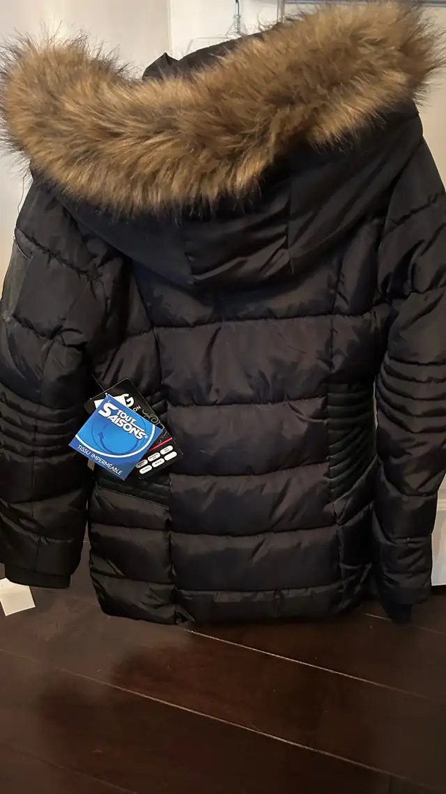New girls winter jacket size m (10-12) in Kids & Youth in Laval / North Shore - Image 3