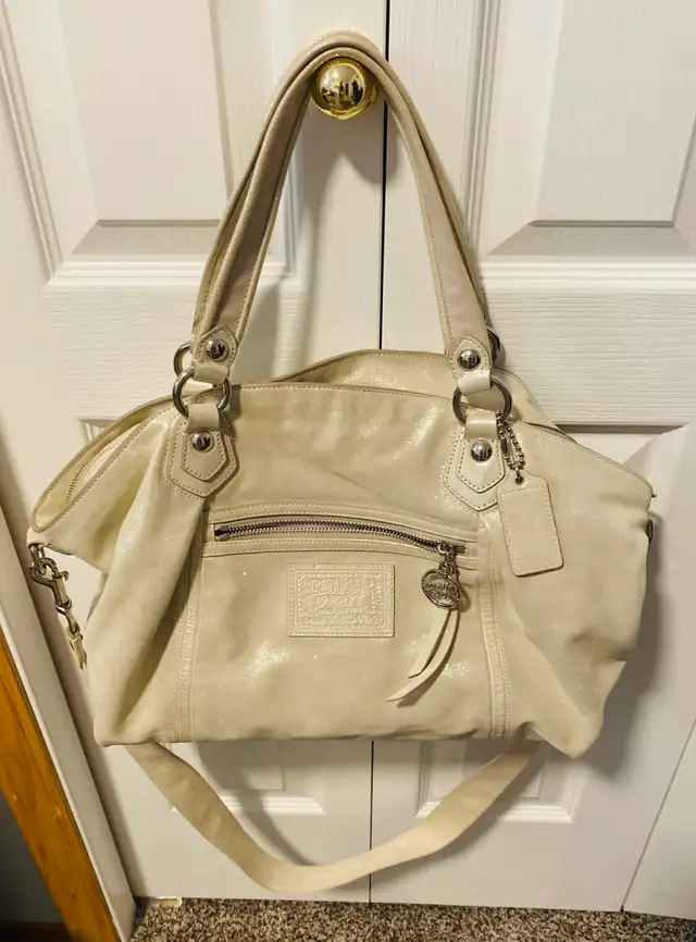 Luxury Fashion Leather Like New Authentic Coach Purse