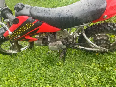 Motocross 70cc 2001 non fonctionnel problème de carburateur et ligne à gaz manque quelques plastique...