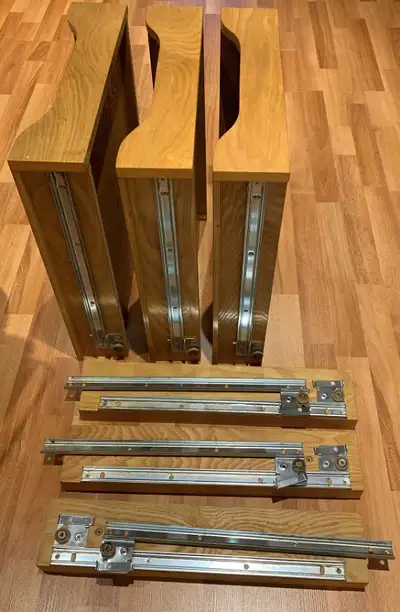 Tiroirs, quincaillerie et étagères. Quatre tiroirs : 3 petits, 1 grand. 6 étagères. Quincaillerie ro...
