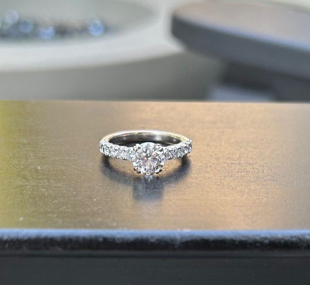 Engagement ring and band in Jewellery & Watches in Kitchener / Waterloo - Image 2