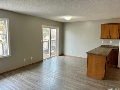 3 bedroom - 1 bathroom - Pls read the ad